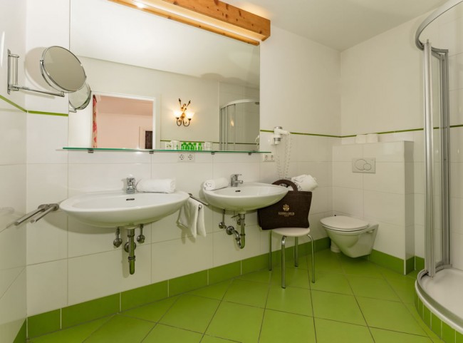 Badezimmer mit Doppelwaschbecken