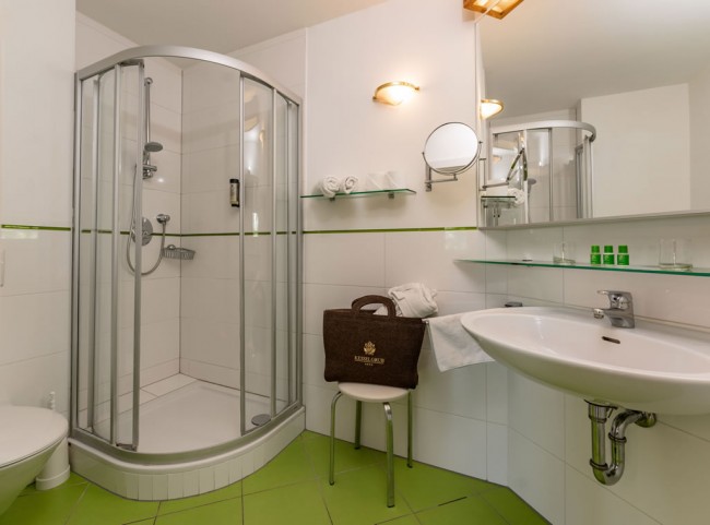 Badezimmer mit Dusche