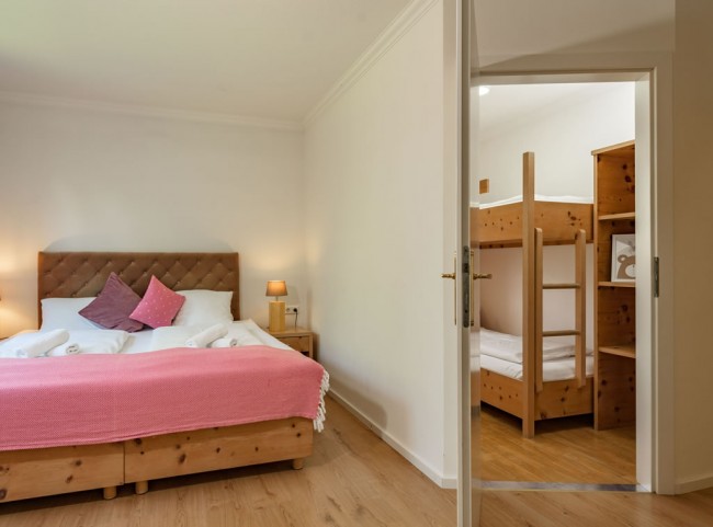 Familienzimmer mit Doppelbett und Stockbett