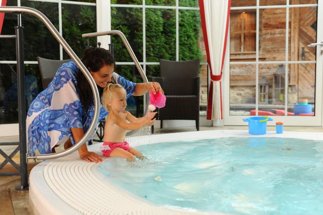 Mutter und Kind im Whirlpool