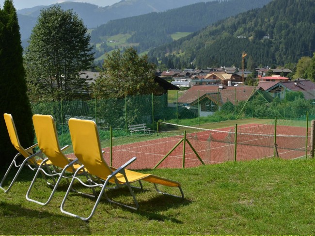Liegewiese und Tennisplatz in Eben